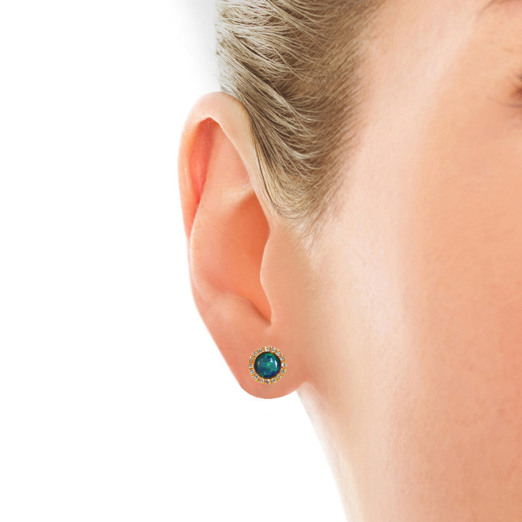 Arete de oro de 14 quilates con halo de diamantes y ópalo ME2884OP