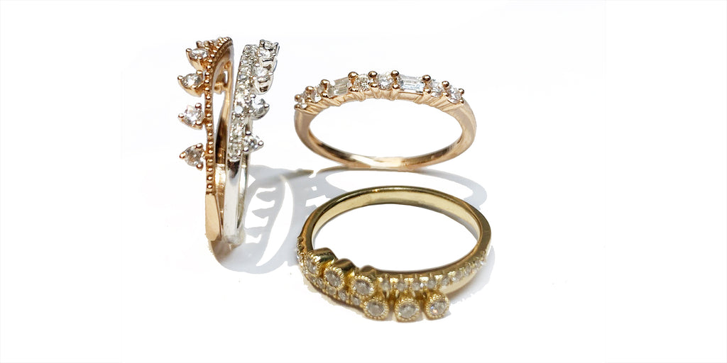 Banda de moda con diamantes ondulados en oro de 14k SR43729