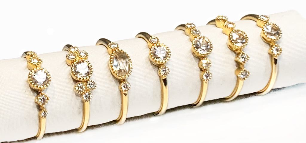 Anillo apilable de moda de diseñador con topacio blanco y diamante en oro de 14k MR45624
