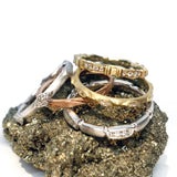 Anel de pilha de aliança de casamento de diamante lua crescente em ouro escovado 14K SR45163