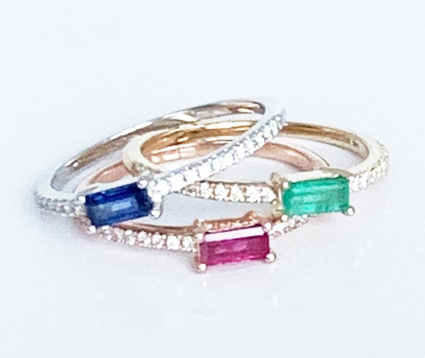 Anel de pilha de estilista oval de diamante e esmeralda em ouro 14k MR45623E